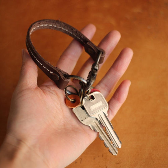 馬型レザーキーホルダー・ストラップ付き keychain4420f1.jpg